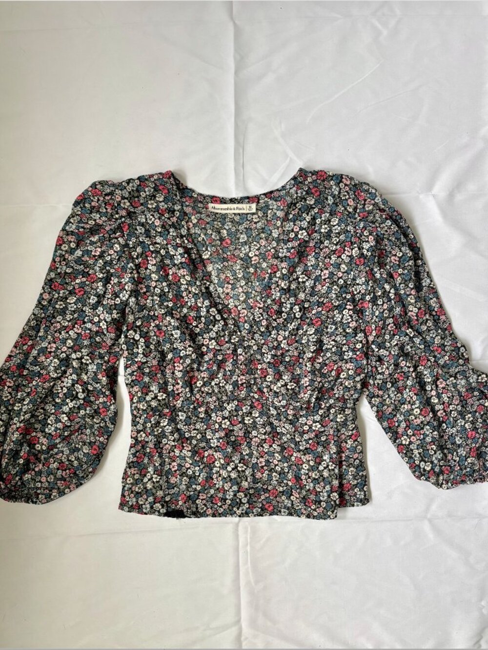 Abercrombie & Fitch Floral Crop Top with Puffed Sleeves and V-Neck | Size M